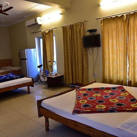 Hotel Ashrey Dehradun Buitenkant foto